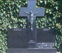 (Grabstein der Anneliese Michel, andere Namen geschwärzt)