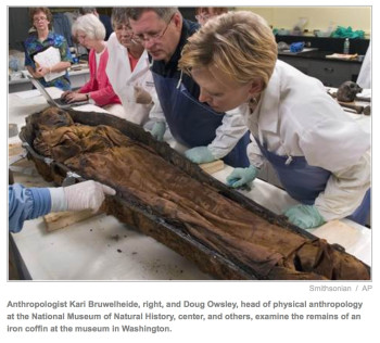 Ein Fisk-Sarkophag, 2013 aus einem nicht gekennzeichneten Grab in Washington ausgegraben, in einem Smithsonian-Labor untersucht